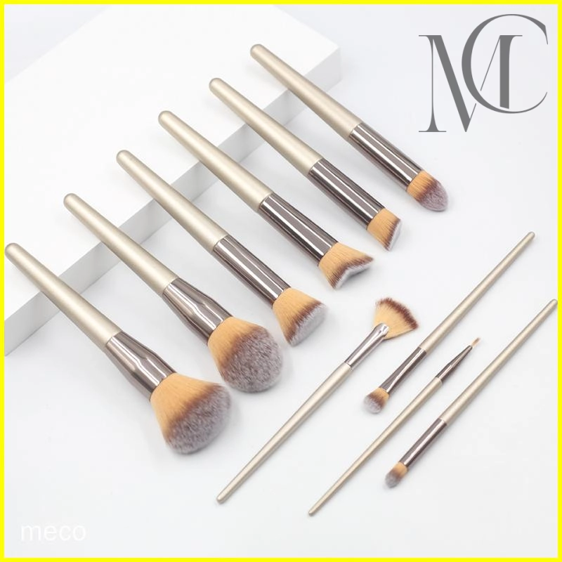 Ensemble de pinceaux de maquillage couleur champagne