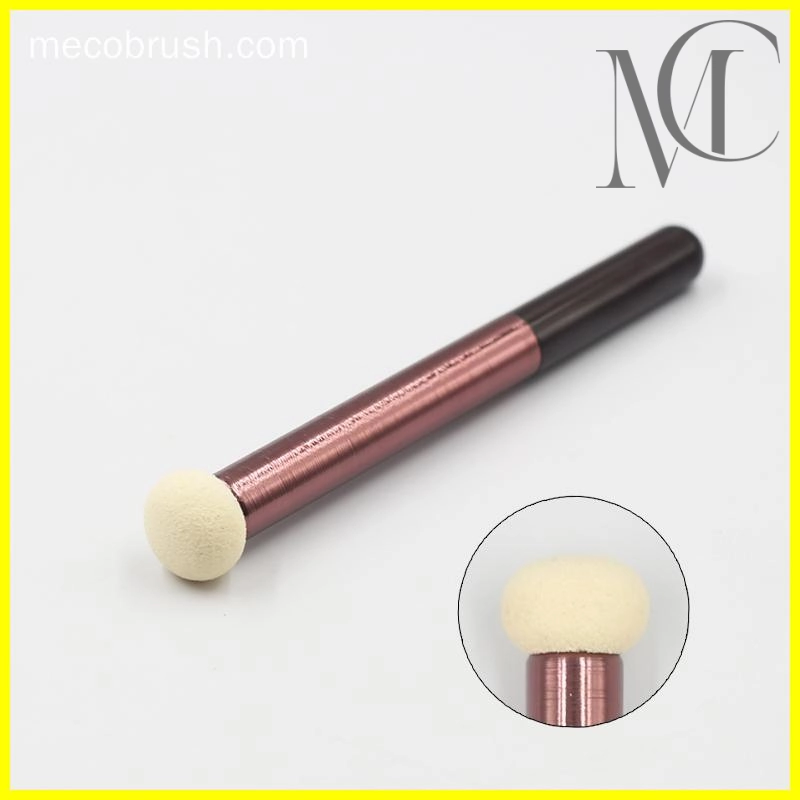 Bun-shaped concealer brush detail