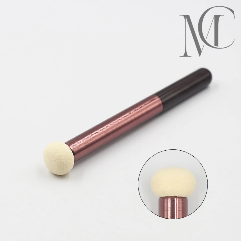Bun-shaped concealer brush detail