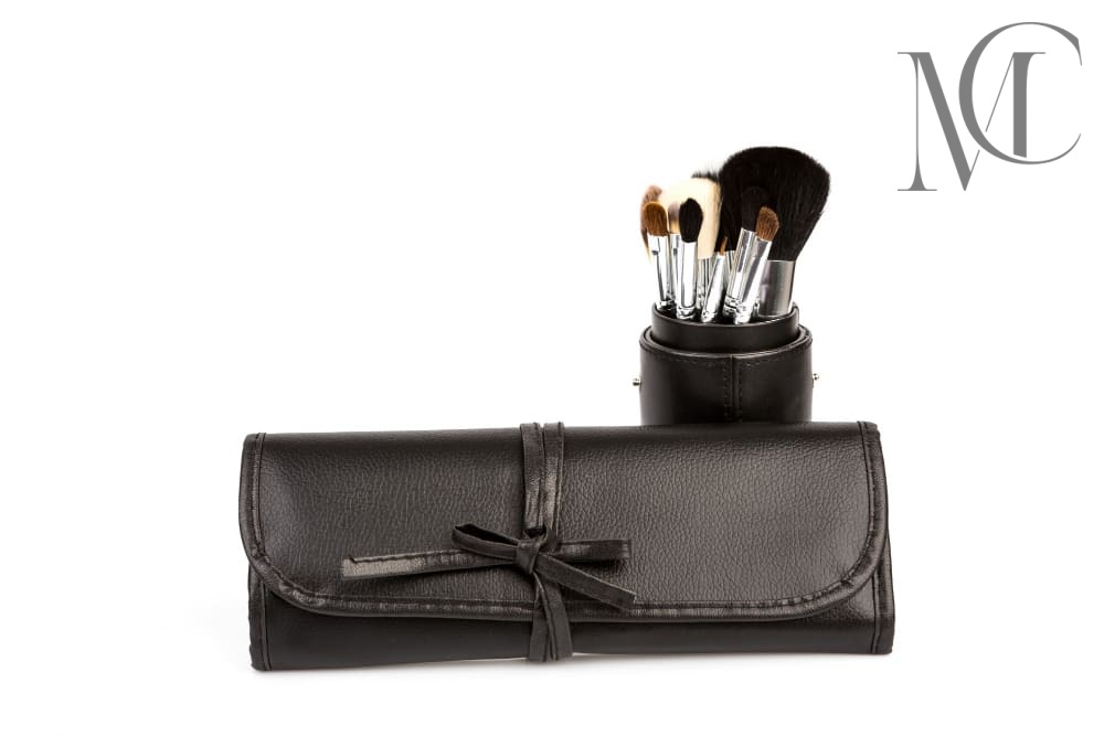 Juego de brochas de maquillaje con estuche personalizado Estuche y vaso de cuero negro para brochas de maquillaje con brochas surtidas.