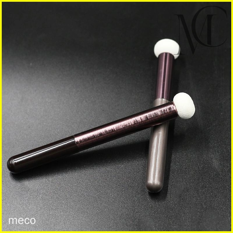 Bun-shaped concealer brush