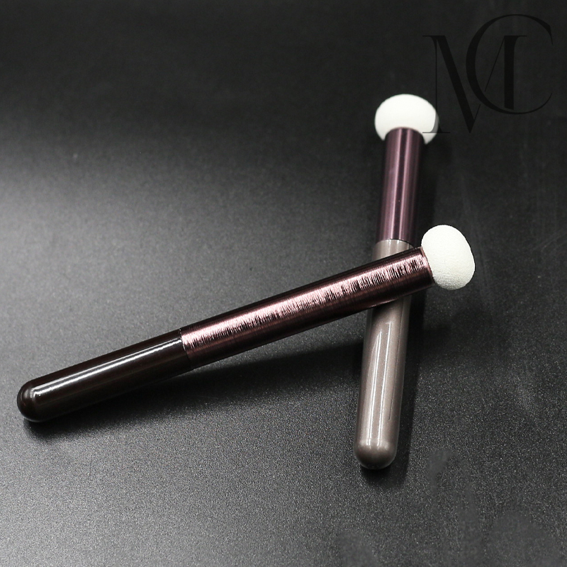 Bun-shaped concealer brush Bun-shaped concealer brush
