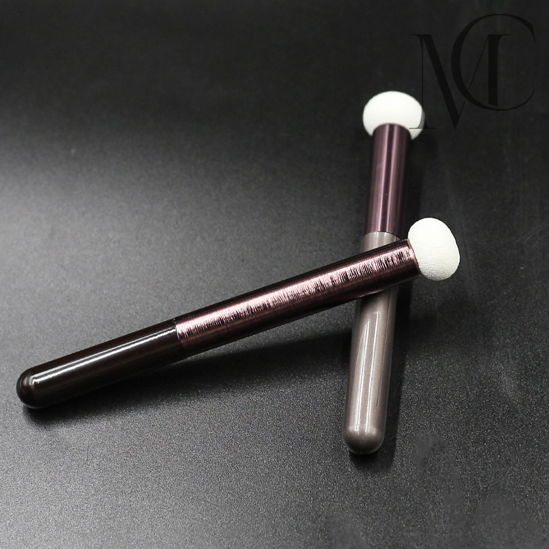 Bun-shaped concealer brush