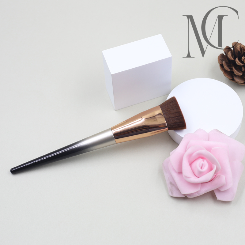 Delicate flat foundation brush Delicate flat foundation brush