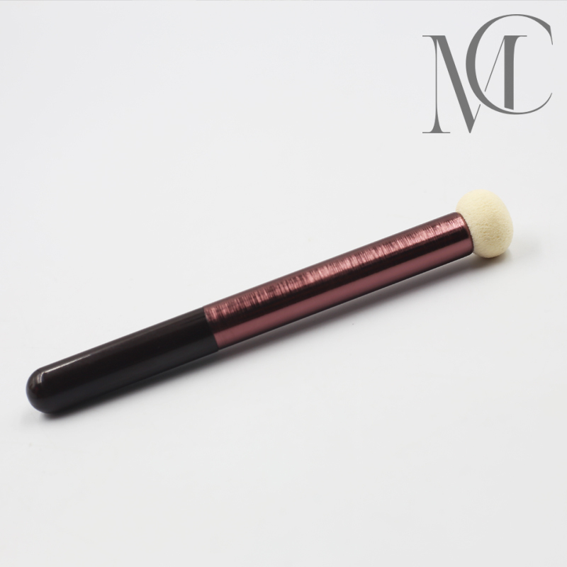 Bun-shaped concealer brushes Bun-shaped concealer brush detailes