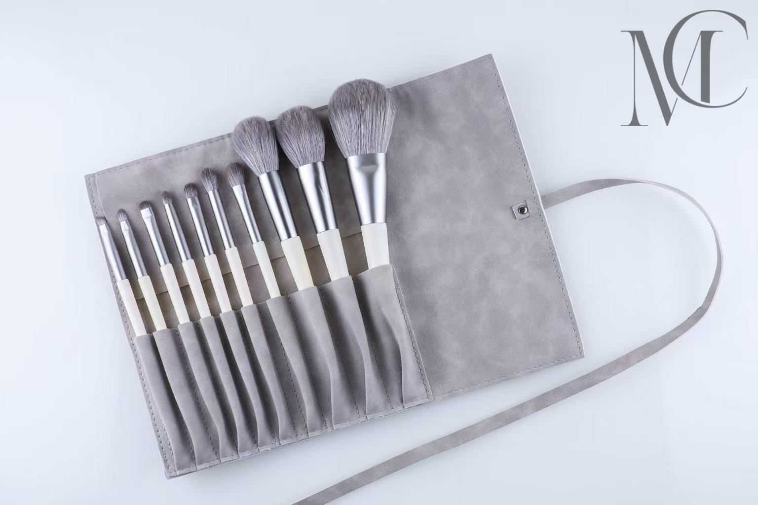 makeup brush set packing Makeup brushes in a gray holder.