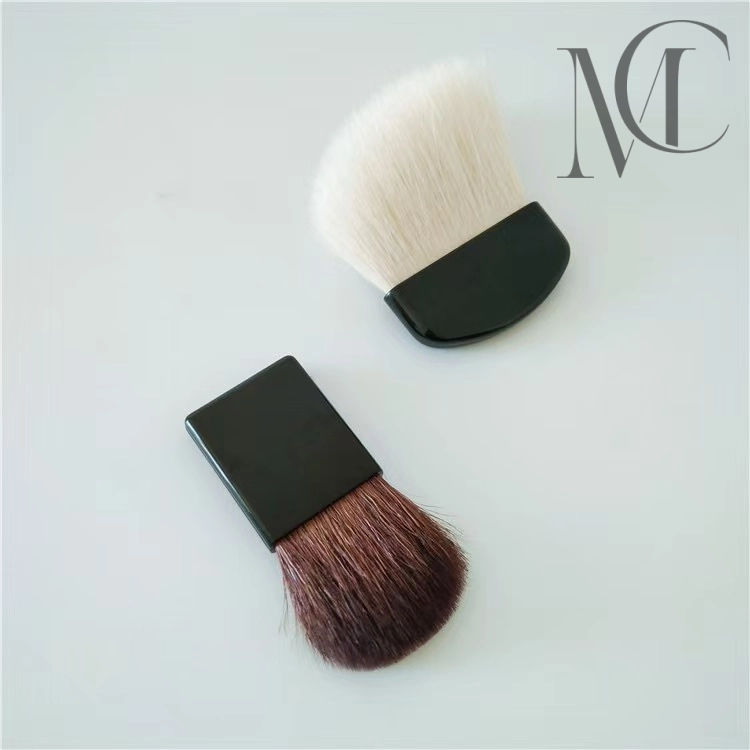 pinceaux à poudre en gros Deux pinceaux de maquillage à manches noirs, l'un à poils blancs et l'autre à poils bruns, sur fond blanc.