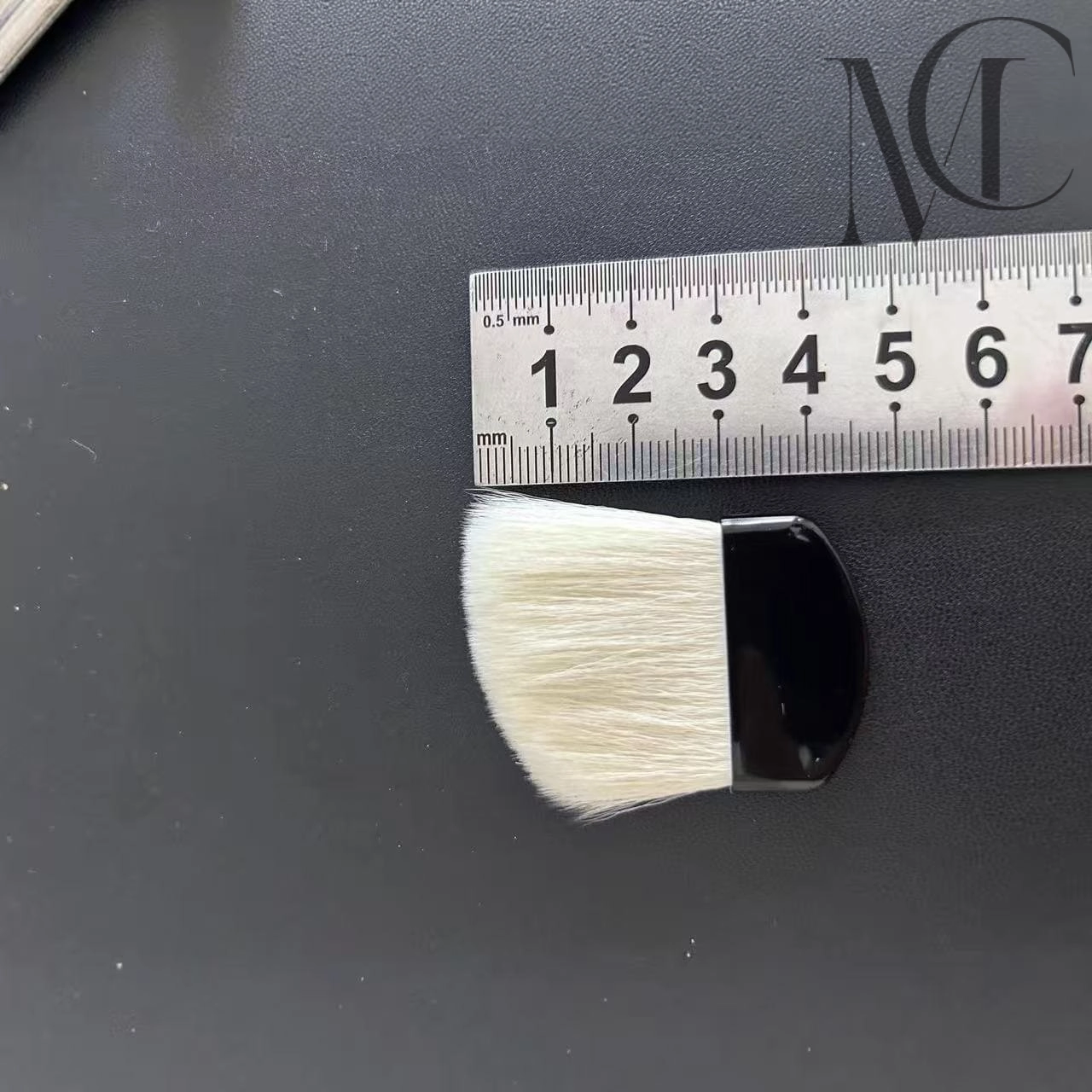 Pinceau à poudre avec logo personnalisé Gros plan sur un pinceau de maquillage à côté d'une règle, permettant de mesurer sa taille.