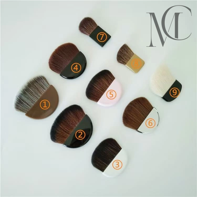 fournisseur de pinceaux à poudre Neuf pinceaux de maquillage kabuki numérotés sur une surface blanche.