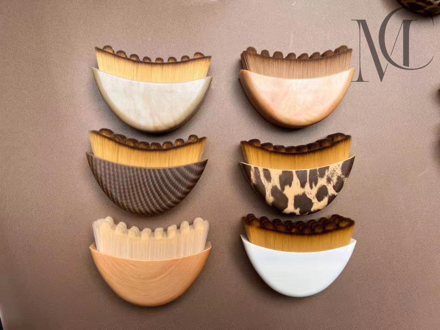 Fabricante de cepillos faciales para el contorno linfático Seis novedosos pinceles de maquillaje con mangos estampados.