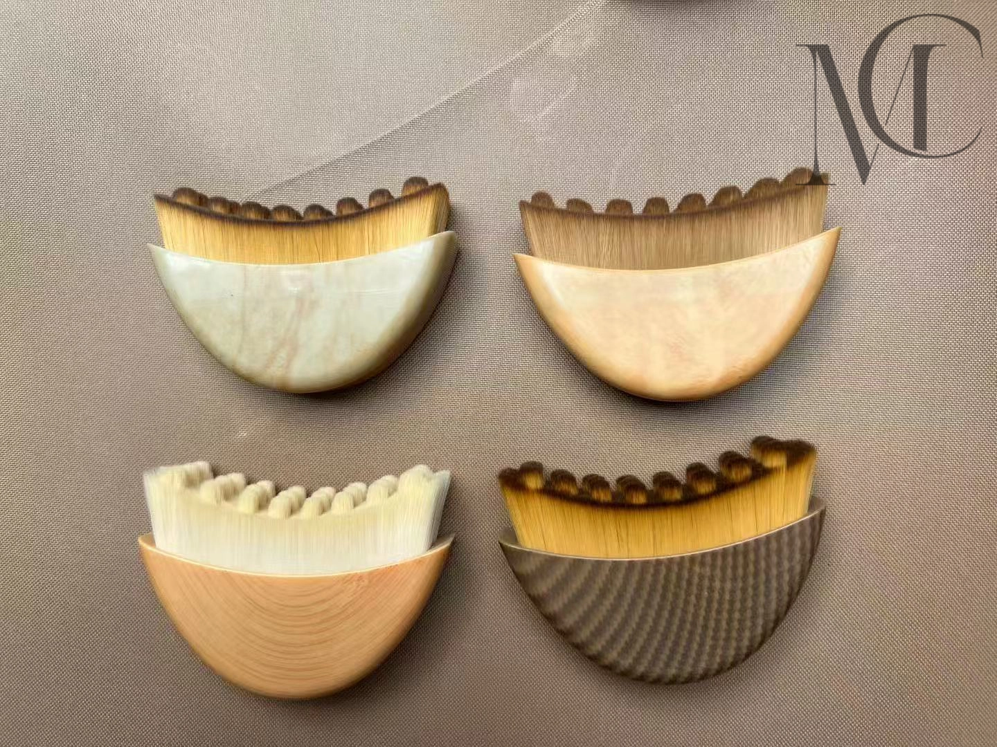 Cepillo facial de contorno linfático Cuatro pinceles de maquillaje en forma de media luna con diferentes materiales de mango y colores de cerdas.
