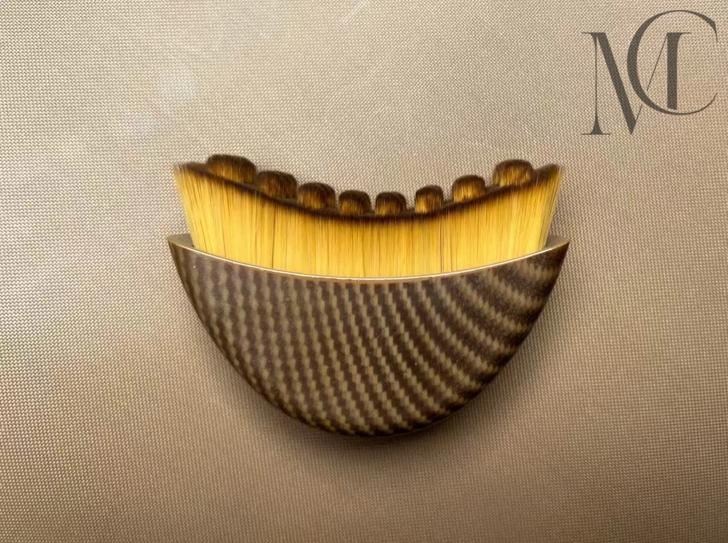 Cepillo facial de contorno linfático personalizado Brocha de maquillaje en ángulo con cerdas onduladas y mango con estampado marrón.