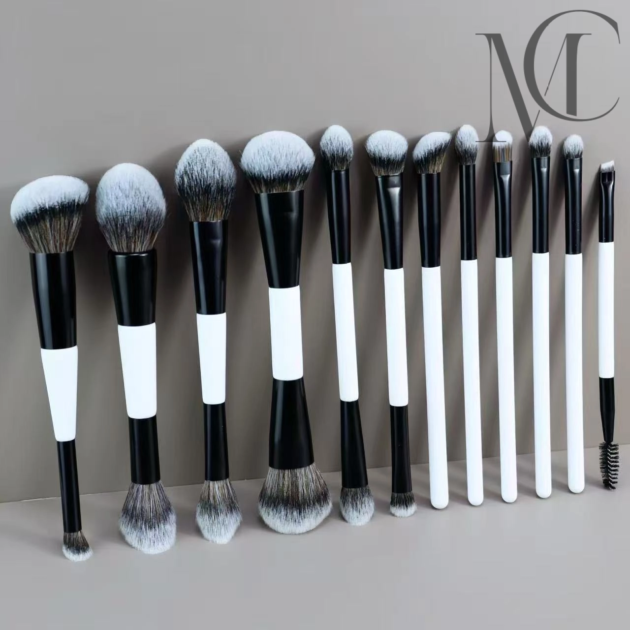 Fabricant de sets de pinceaux de maquillage professionnels à double embout Ensemble de 12 pinceaux de maquillage noirs et blancs de tailles et de formes variées.