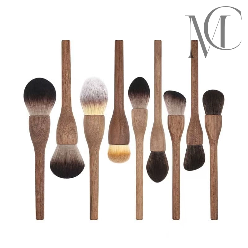 fabricant de pinceaux de maquillage en bois Ensemble de huit pinceaux de maquillage à manches en bois, disposés verticalement sur fond blanc.